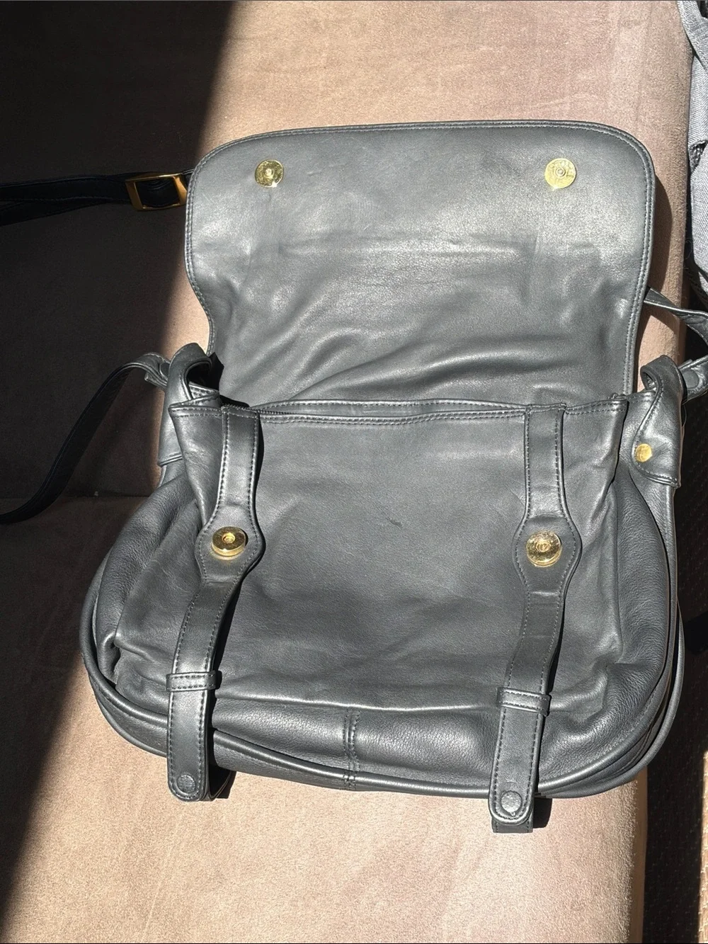 Beautiful Brio Classic Leather velvet interior pockets / pouch crossbody